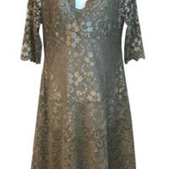 Robe BCBG MAXAZRIA En Taupe - Taille S, Manches Trois Quarts - Occasion Très Bon état